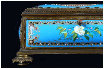 Boîte à bijoux d'excellente facture en porcelaine bleue