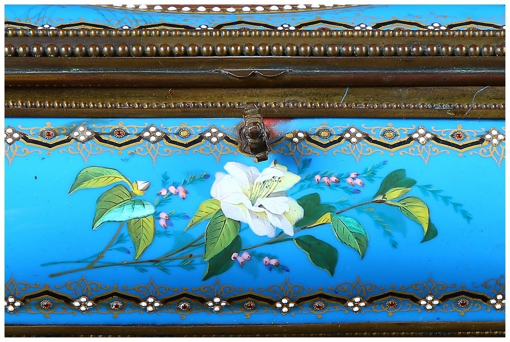 Scatola portagioie di eccellente manifattura in porcellana azzurra