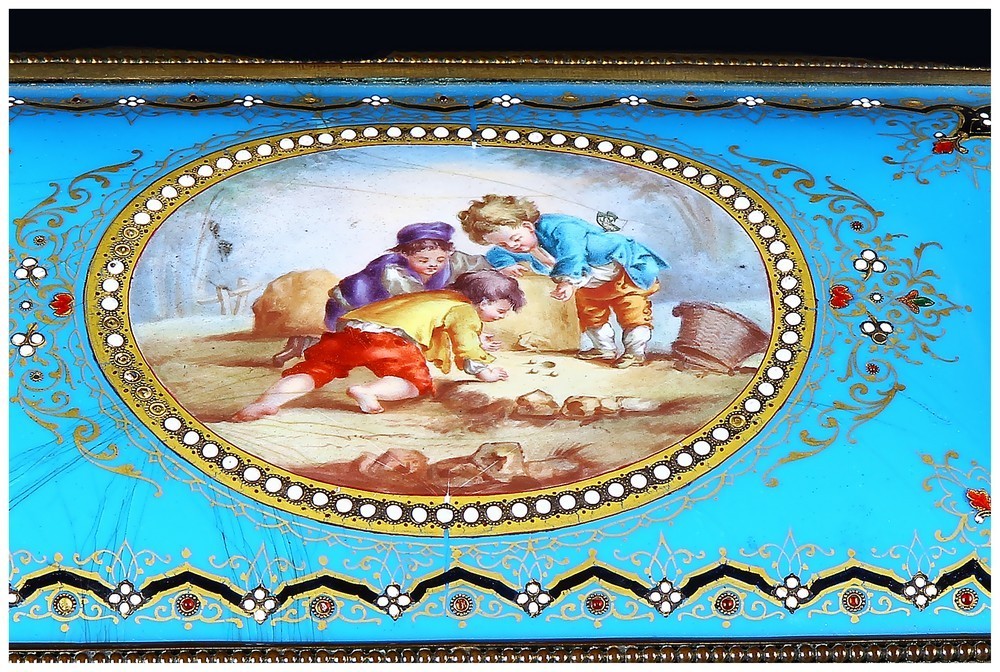 Scatola portagioie di eccellente manifattura in porcellana azzurra