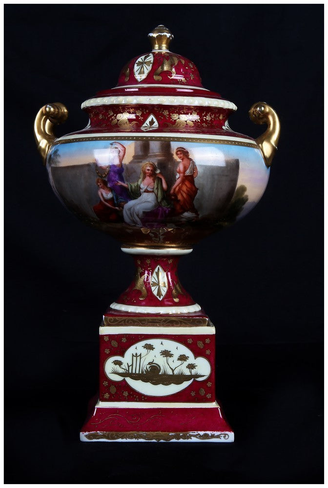 Antico vaso rosso porcellana di Vienna dipinta ad anfora e coperchio