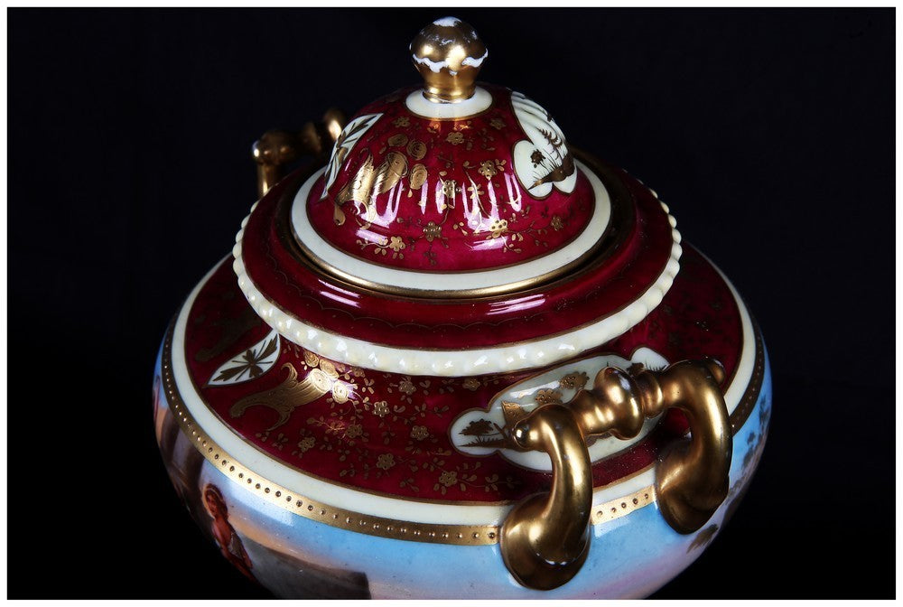 Antico vaso rosso porcellana di Vienna dipinta ad anfora e coperchio