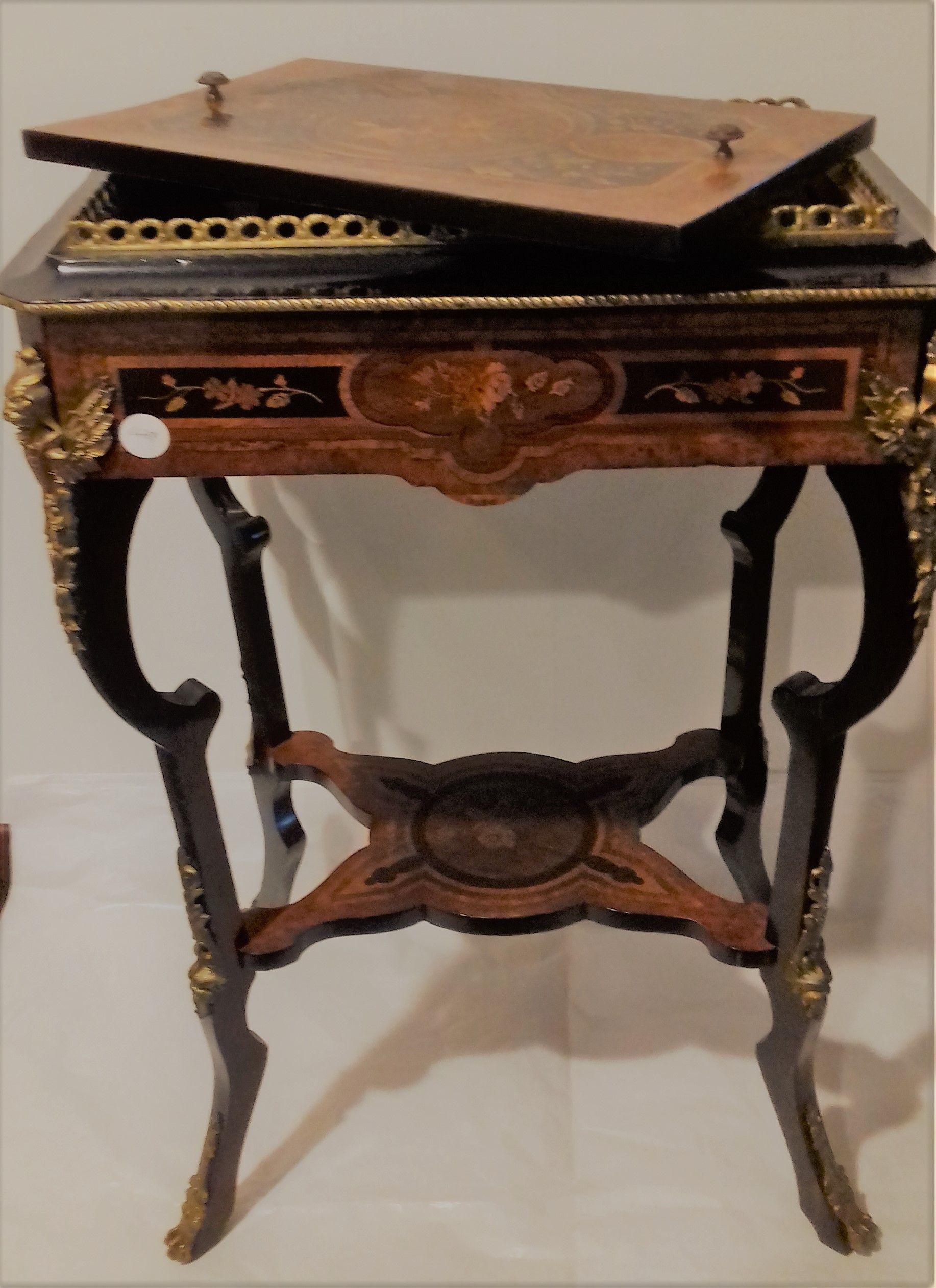 Antico tavolino francese porta ghiaccio del 1800 con intarsi e bronzi