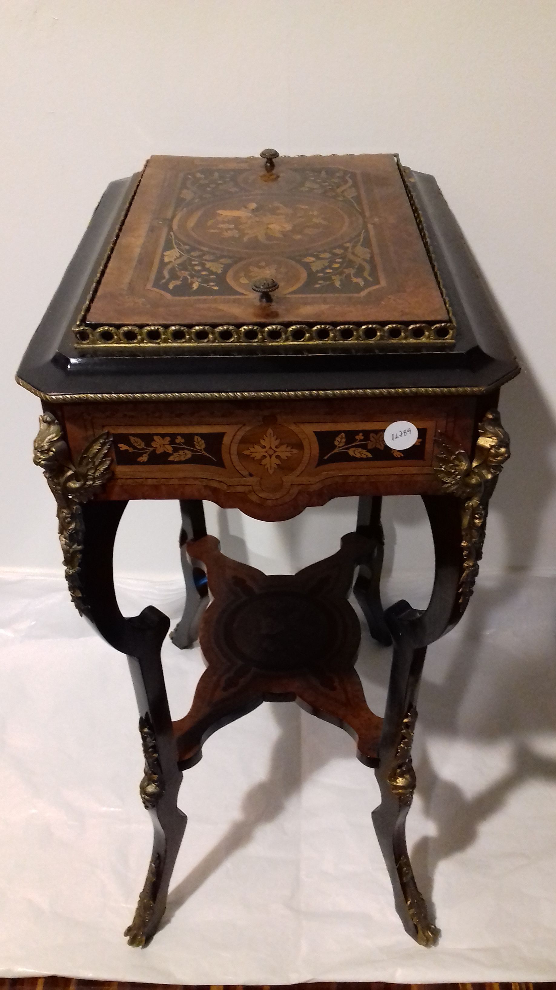 Antico tavolino francese porta ghiaccio del 1800 con intarsi e bronzi