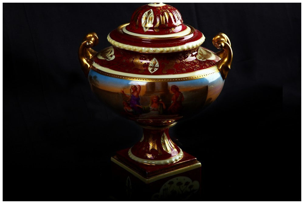 Antico vaso rosso porcellana di Vienna dipinta ad anfora e coperchio