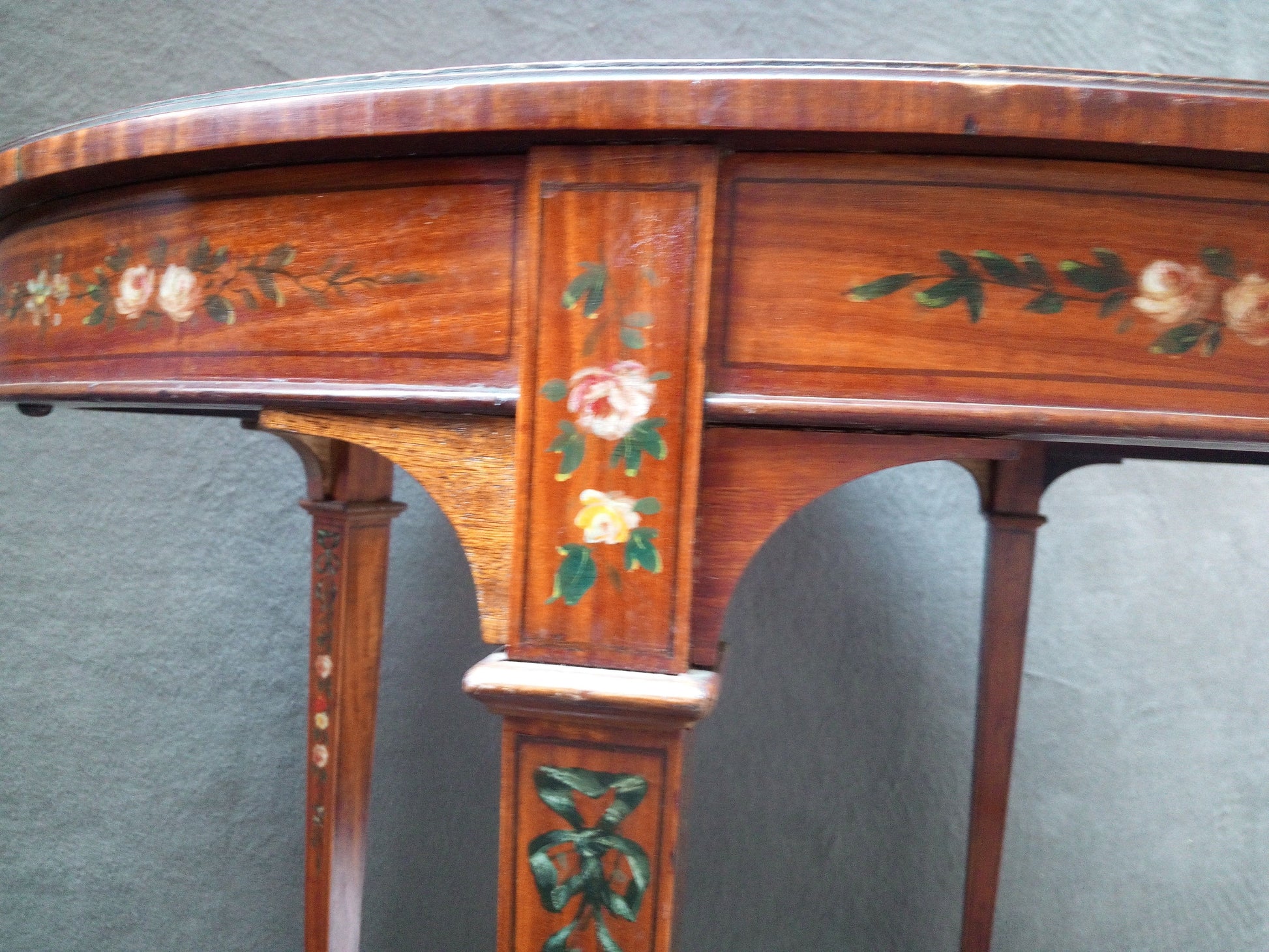 Tavolino sheraton ovale in satinwood con dipinti floreali inglese 1800