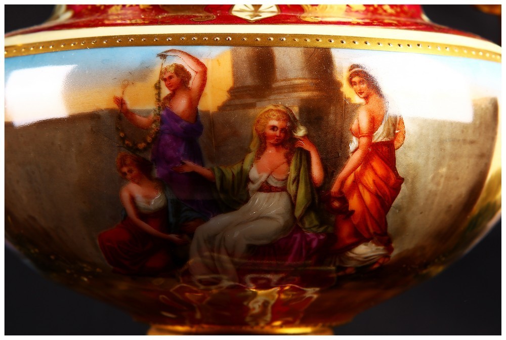 Antico vaso rosso porcellana di Vienna dipinta ad anfora e coperchio
