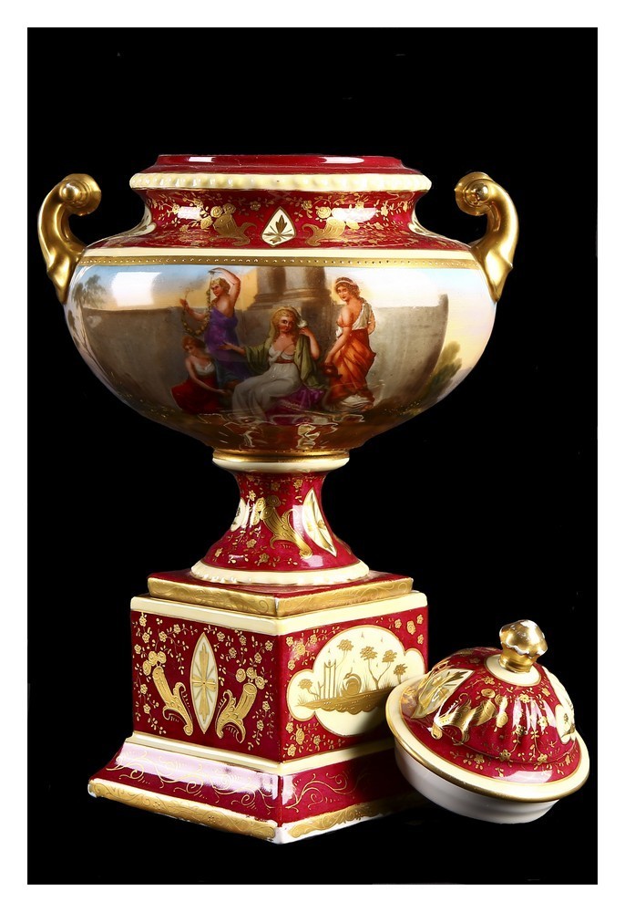 Antico vaso rosso porcellana di Vienna dipinta ad anfora e coperchio