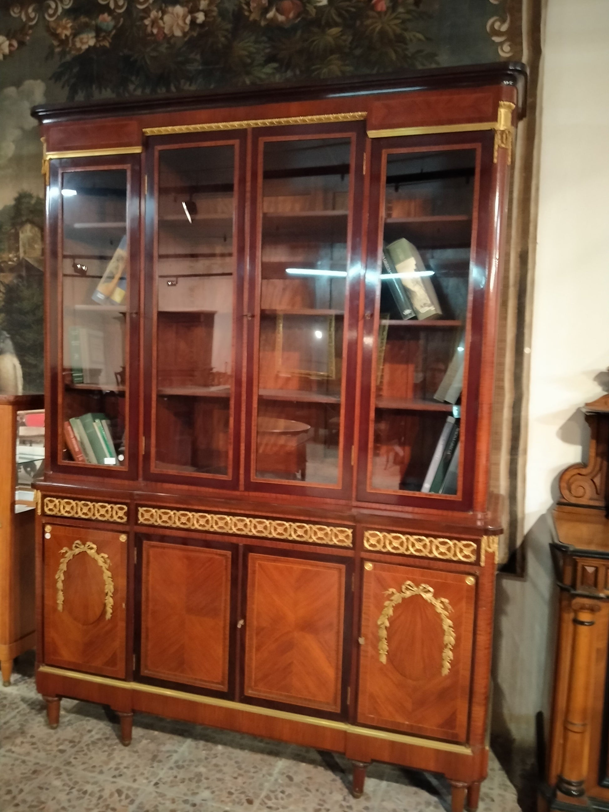 Antica grande libreria vetrinetta francese Luigi XVI 1800 in mogano biondo