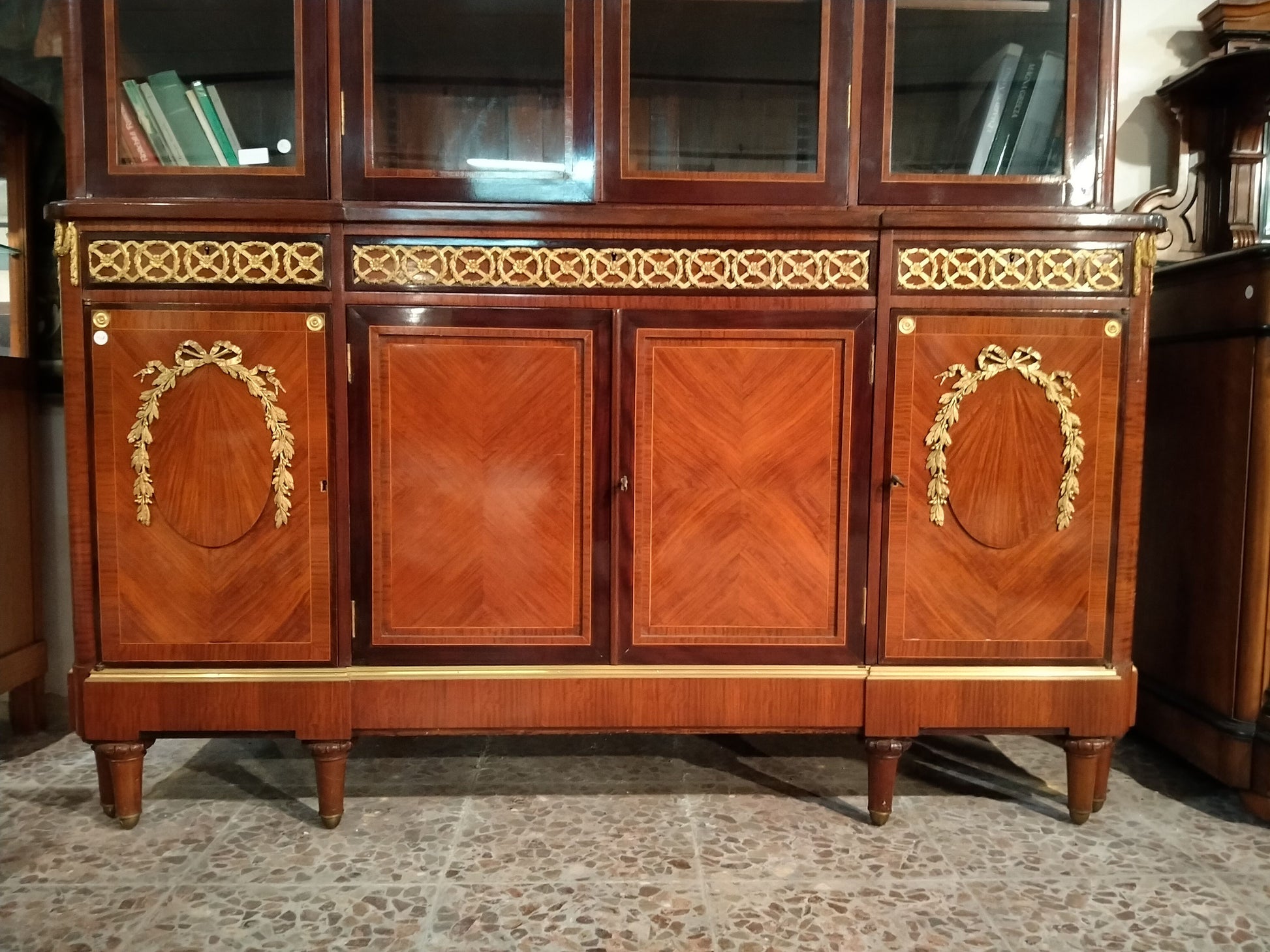 Antica grande libreria vetrinetta francese Luigi XVI 1800 in mogano biondo