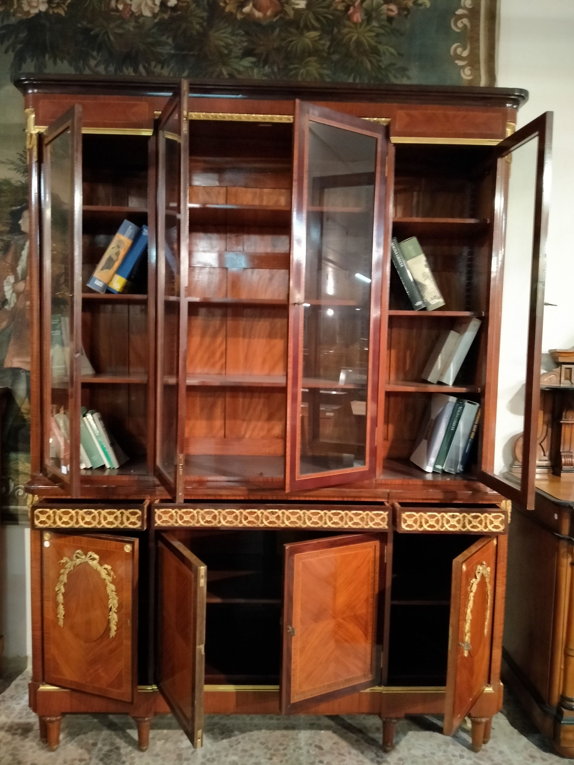 Antica grande libreria vetrinetta francese Luigi XVI 1800 in mogano biondo