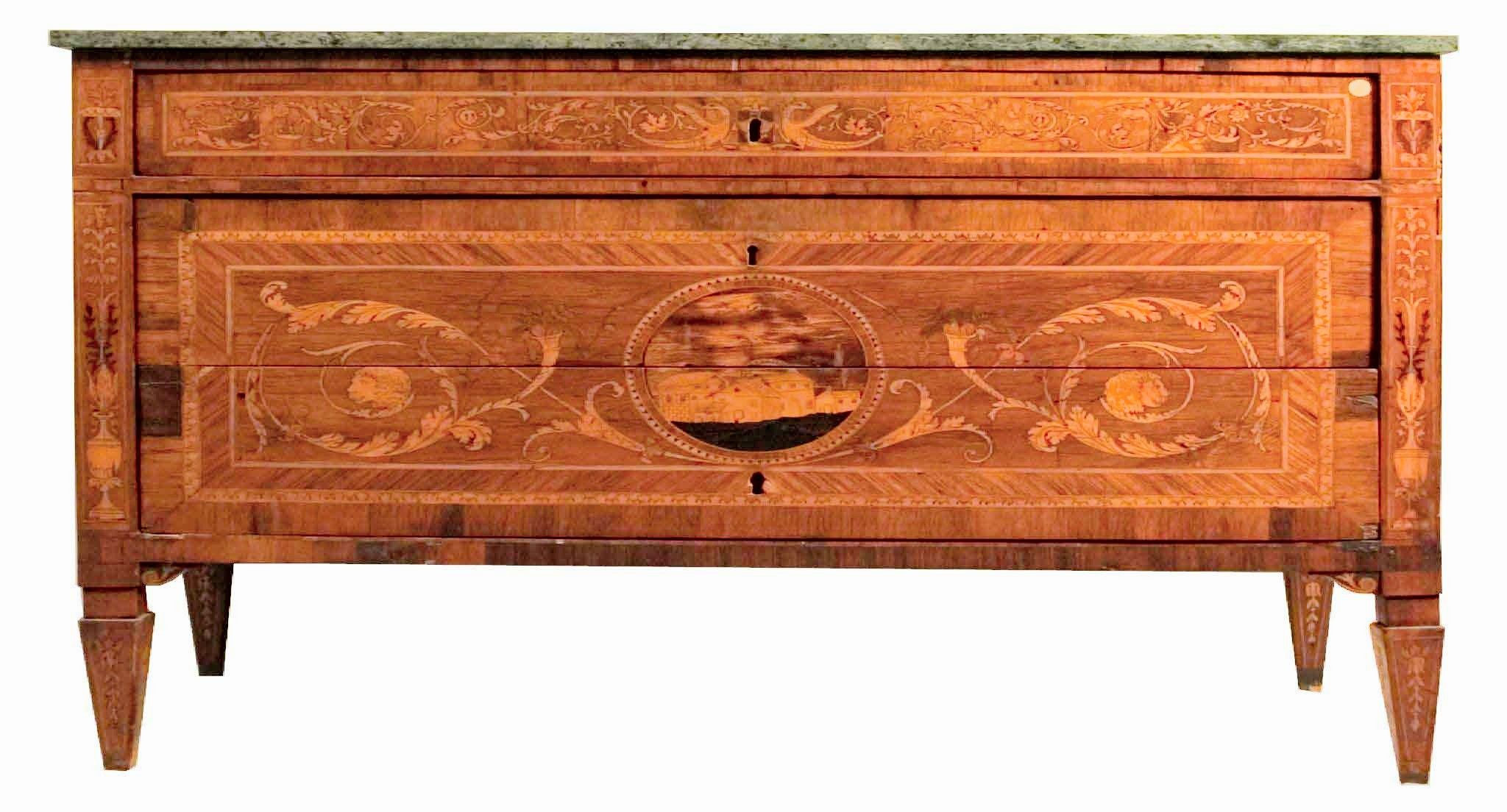 Antico cassettone italiano Maggiolini del 1700 in noce con intarsi