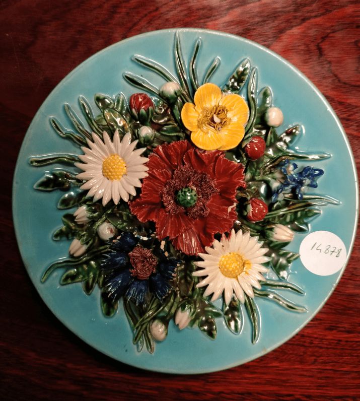 Antico piatto francese in ceramica decorato con fiori in rilievo