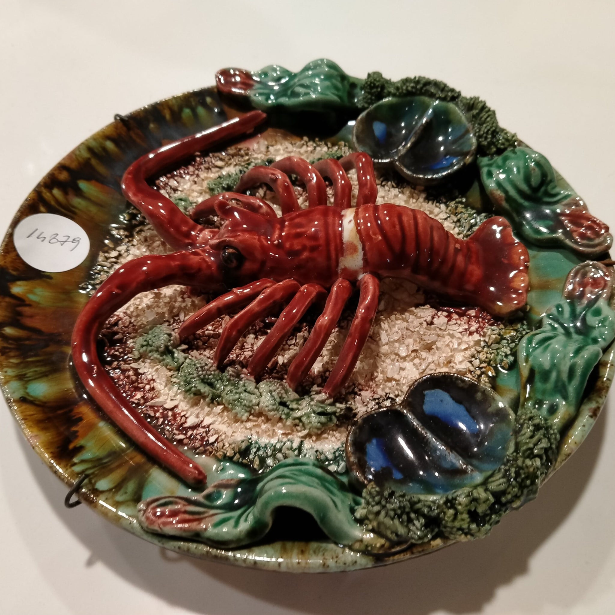 Antico piatto francese in ceramica decorato con aragosta in rilievo
