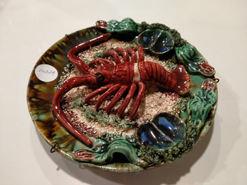 Assiette ancienne en céramique française à décor de homard en relief