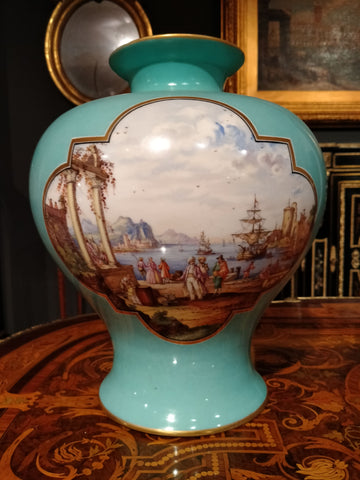 Grand vase antique en forme de burette bleu clair, manufacture de Dresde, 1800
