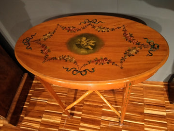 Petite Table ovale antique en bois satiné, avec peintures à motifs floraux du 19ème siècle