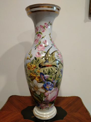 Paire de vases anciens en porcelaine décorée fabriqués dans le Vieux Paris