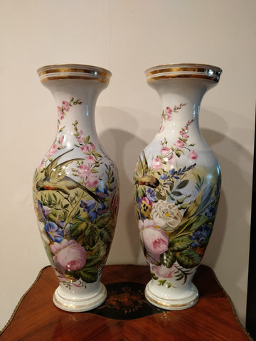 Paire de vases anciens en porcelaine décorée fabriqués dans le Vieux Paris