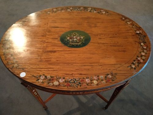 Tavolino sheraton ovale in satinwood con dipinti floreali inglese 1800