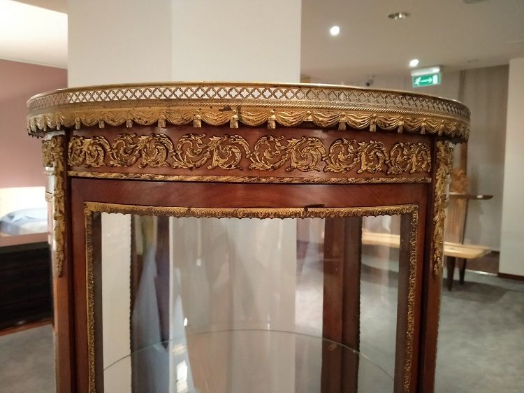 Antica vetrinetta francese 1800 in mogano tonda in stile transizione