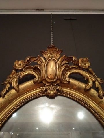 Oval mirror with engravings on the frame