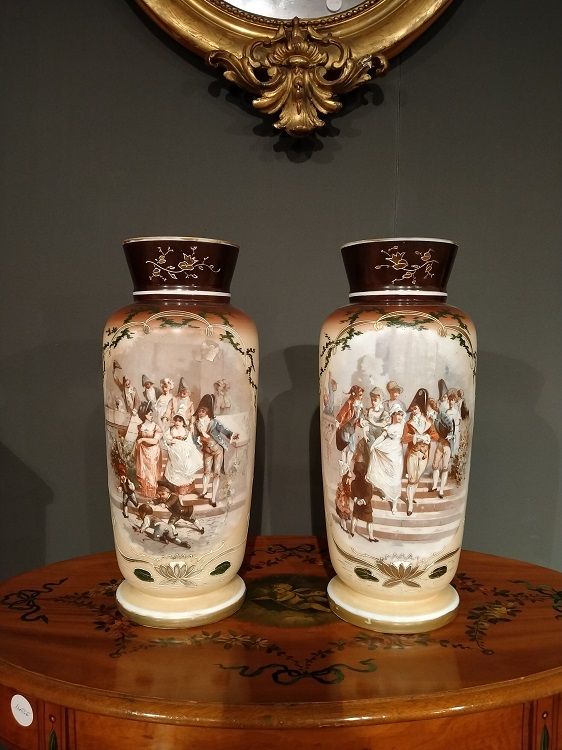 Coppia di antichi vasi francesi del 1800 in vetro opaline dipinti