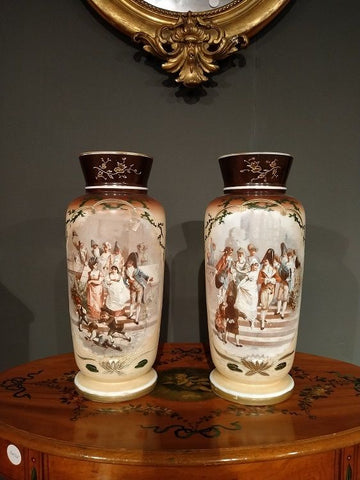 Paire de vases en opaline peinte
