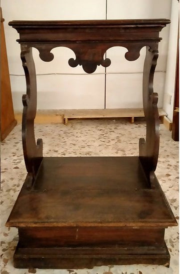 Italian kneeler from the 1700s in walnut