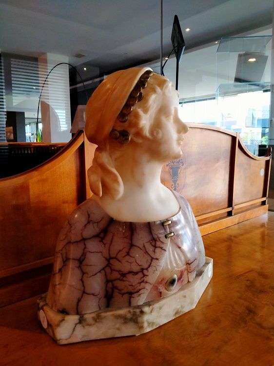 Antico mezzo busto di donna completamente in alabastro - Francia 1800