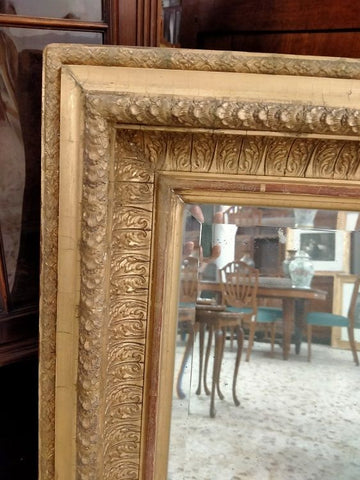 Miroir antique français rectangulaire doré et sculpté de 1800