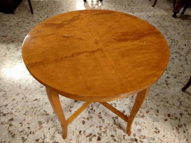 Antico tavolino circolare in betulla di provenienza Nord Europa 1800