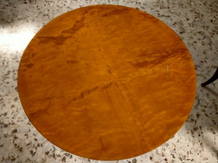 Antico tavolino circolare in betulla di provenienza Nord Europa 1800