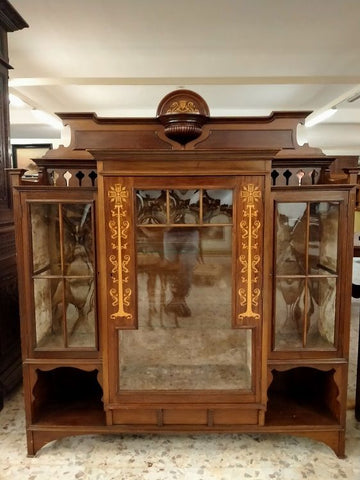 Antique English display cabinet, from the early 1900s, in mahogany with inlays
