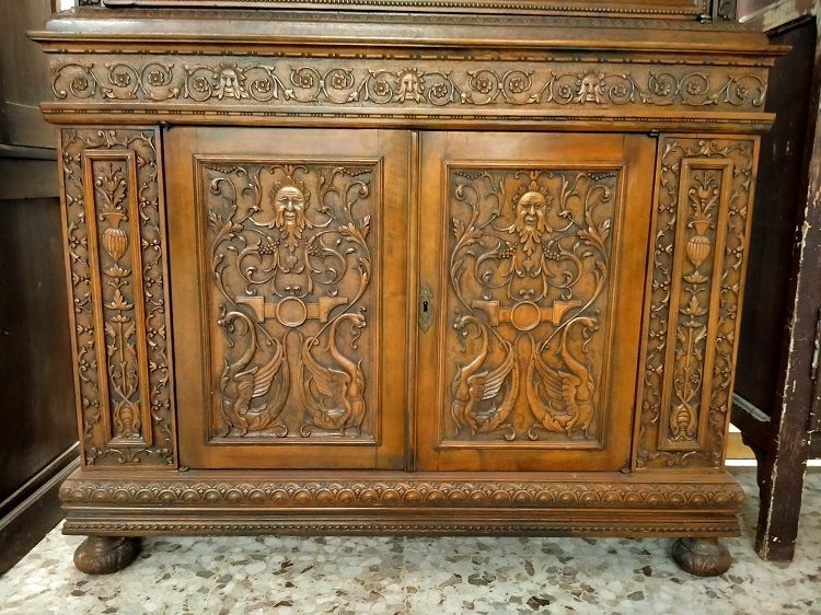 Antica credenza doppio corpo italiana, in noce intagliata rinascimento