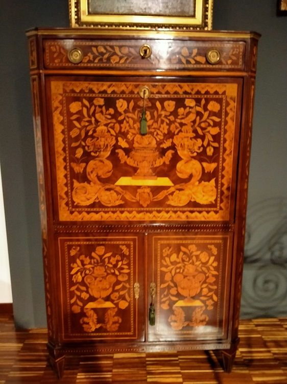 Antico secretaire olandese del 1700 riccamente intarsiato su mogano