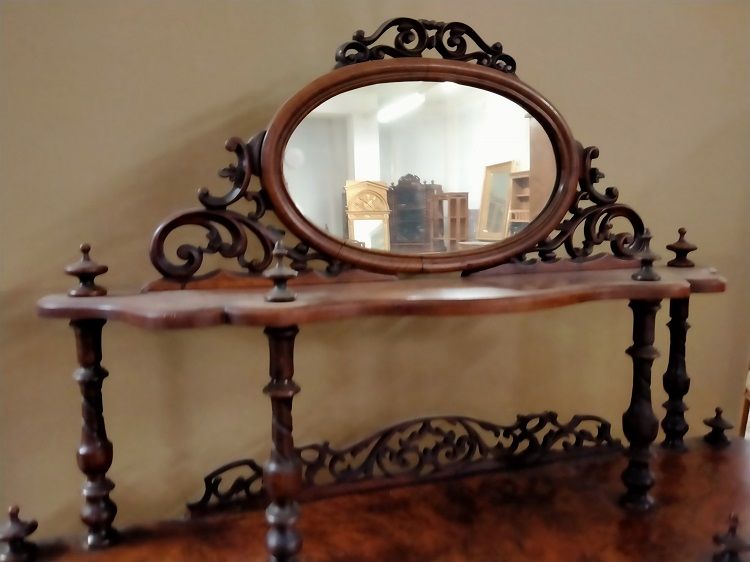 Antica cabinet in radica di noce, con intaglio a traforo e specchi