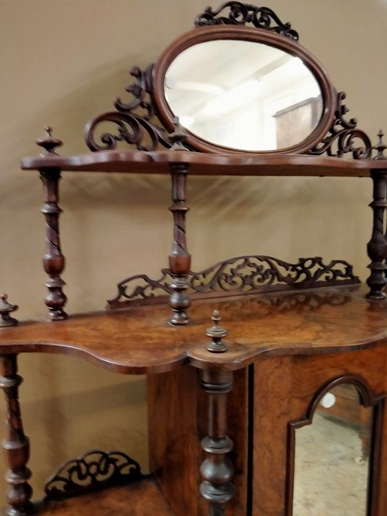 Antica cabinet in radica di noce, con intaglio a traforo e specchi