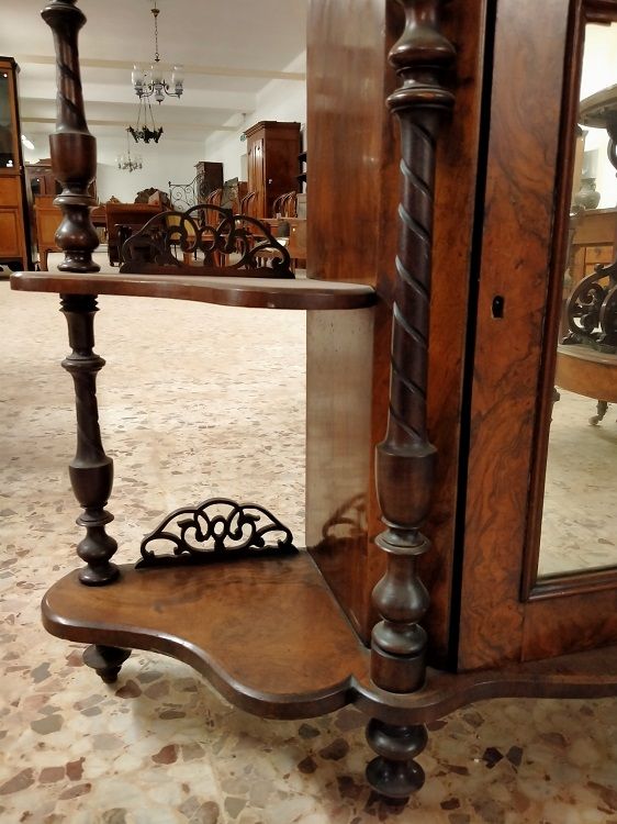 Antica cabinet in radica di noce, con intaglio a traforo e specchi