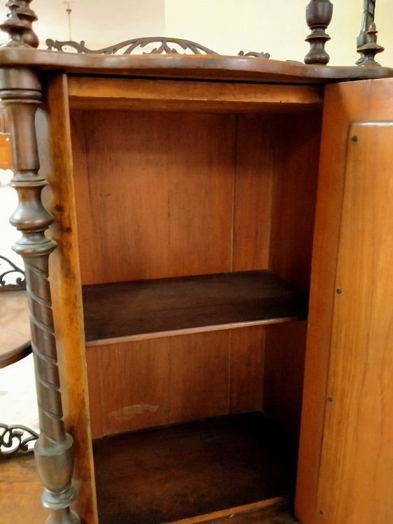 Antica cabinet in radica di noce, con intaglio a traforo e specchi
