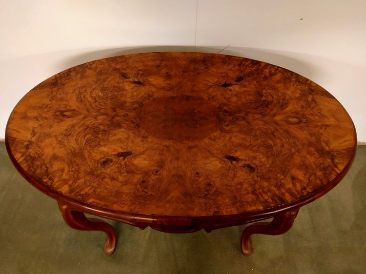 Antico tavolino ovale in radica di noce stile Luigi Filippo del 1800