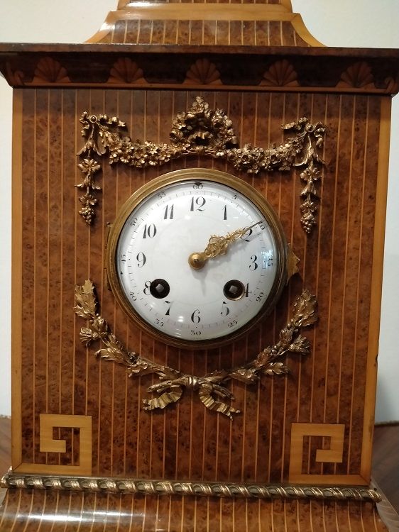 Antico orologio da tavolo del 1800 radica di olmo filetti di intarsio