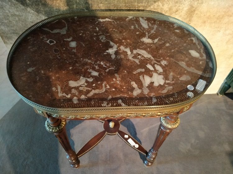 Antico tavolino ovale in mogano stile Luigi XVI con marmo e bronzi