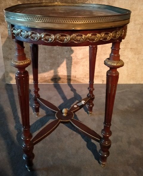 Antico tavolino ovale in mogano stile Luigi XVI con marmo e bronzi