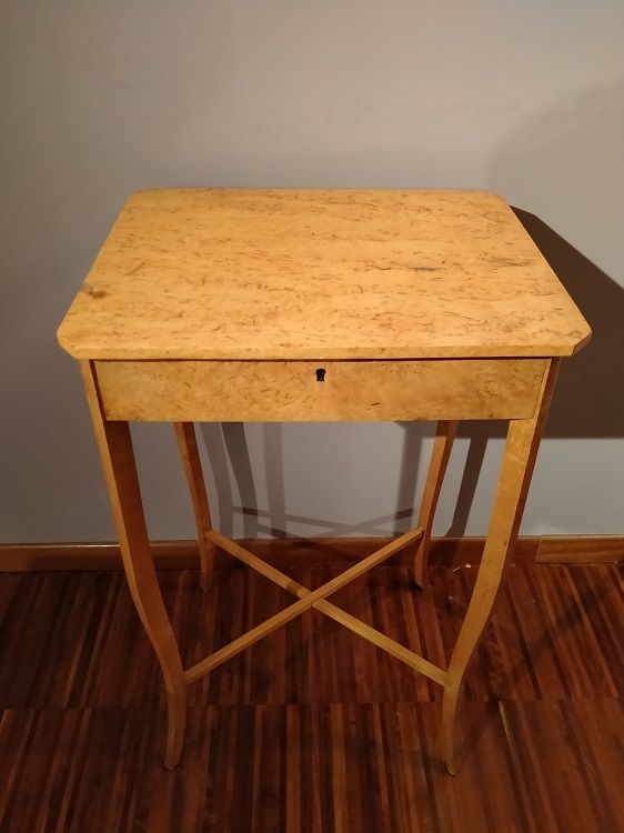 Antico tavolino da lavoro in betulla del 1800 in stile Biedermeier 