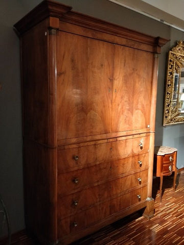 Grande armoire de style Empire français du 19ème siècle en acajou avec tiroirs