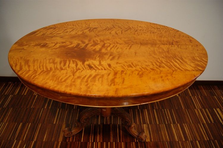 Antico tavolino ovale Biedermeier in betulla con intagli sul basamento