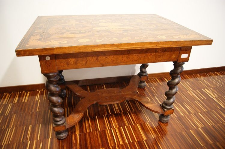Antico tavolo da centro olandese del 1700 intarsiato, gambe ebanizzate