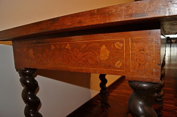 Antico tavolo da centro olandese del 1700 intarsiato, gambe ebanizzate