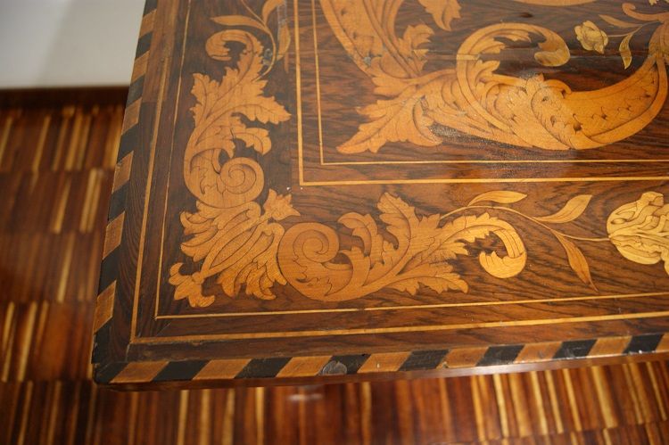 Antico tavolo da centro olandese del 1700 intarsiato, gambe ebanizzate