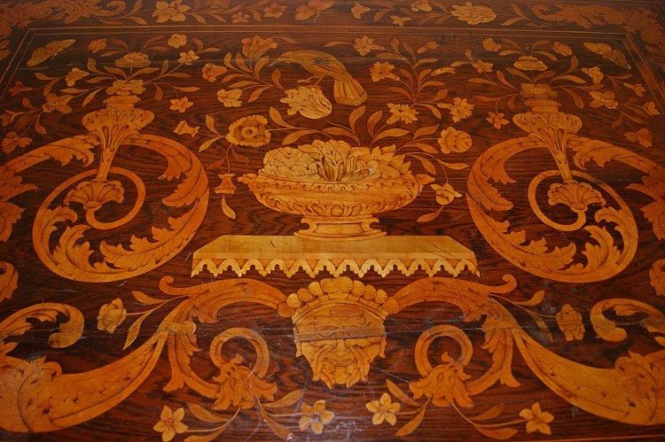 Antico tavolo da centro olandese del 1700 intarsiato, gambe ebanizzate
